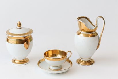 BRUXELLES Partie de service à thé blanc et or, mi-XIXe, porcelaine dure, treize pièces...