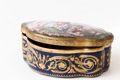 null Boîte polylobée d'époque Louis XVI, couvercle orné d'une scène galante polychrome...