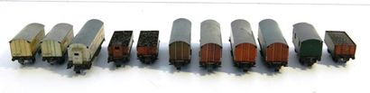 null TRIX, 11 wagons de marchandises à 2 axes en tôle lithographiée dont 3 publicitaires...