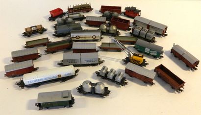 null MÄRKLIN, 19 wagons de marchandises divers [faible traces d'usage].