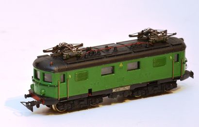 null MÄRKLIN RES800-2 (1953), motrice suisse Re 4/4 verte, trois lampes électriques...