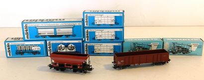 null MÄRKLIN, 10 wagons de marchandises divers [boîtes bleues] : 

- 5x 4656, tombereau...