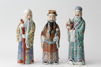 CHINE "Immortels", XXe, trois grands sujets en porcelaine émaillée, h. 43-46 cm [un...