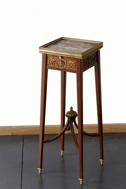 null Petite table de salon carrée de style Louis XVI, tirette gainée de cuir doré...