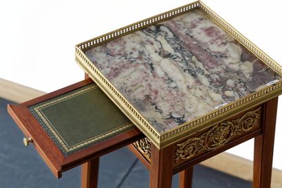 null Petite table de salon carrée de style Louis XVI, tirette gainée de cuir doré...
