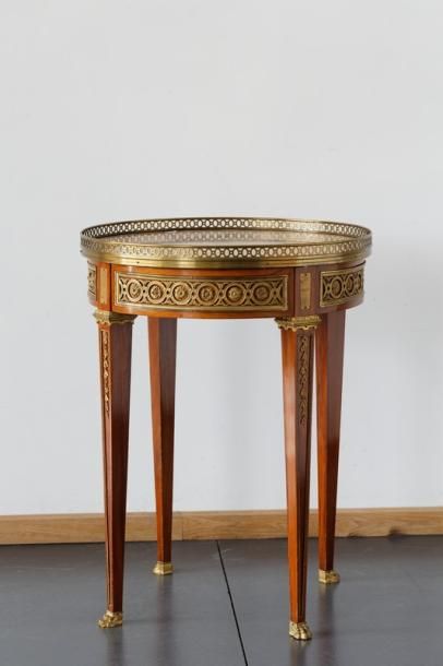 null Table de salon ronde de style Louis XVI, pieds en griffes, début XXe, bois et...