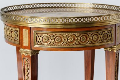 null Table de salon ronde de style Louis XVI, pieds en griffes, début XXe, bois et...