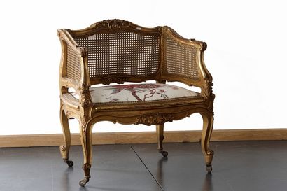 null Une petite banquette et une bergère de style Louis XV, h. 100 et 75 cm [cannage...