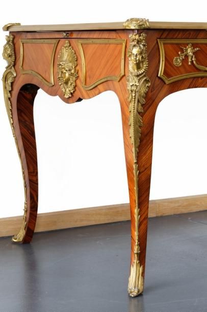 null Bureau plat de style Louis XV ouvrant par trois tiroirs en ceinture, tirettes...