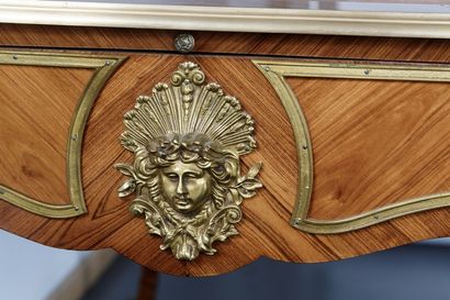 null Bureau plat de style Louis XV ouvrant par trois tiroirs en ceinture, tirettes...