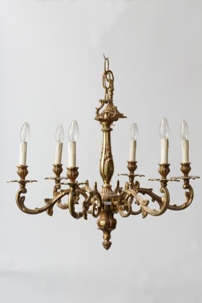 null Lustre de style Louis XV à six bras de lumière, XXe, métal doré, d. 70 cm.