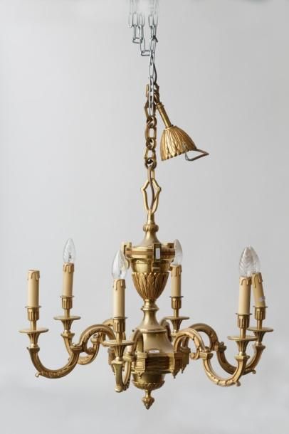 null Lustre de style Louis XVI à six bras de lumière, XXe, métal doré, d. 65 cm.