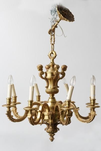 null Lustre de style Louis XIV à huit bras de lumière, XXe, métal doré, d. 72 cm...