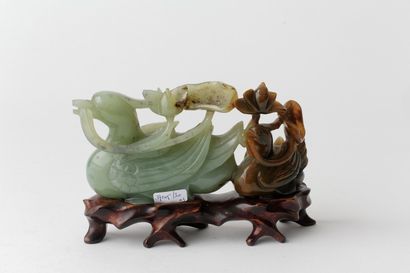 CHINE Ensemble de trois groupes sculptés sur socles de bois, XXe, l. 18 cm, h. 16...