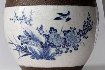 CHINE Bassin à décor d'un semis de fleurs, paon et oiseau en bleu sous couverte,...