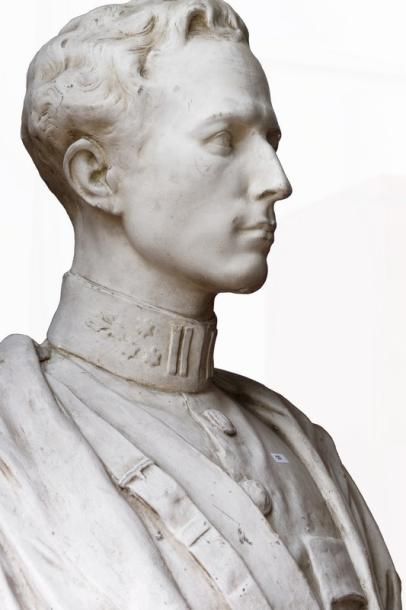 Ecole Belge "Léopold III, roi des Belges", XXe, buste en plâtre à légère patine,...