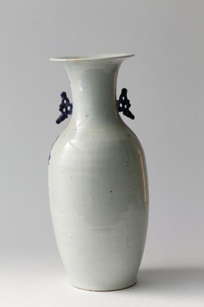 CHINE Grand vase ansé à décor de paons en bleu sous couverte, dynastie Qing / XIXe,...