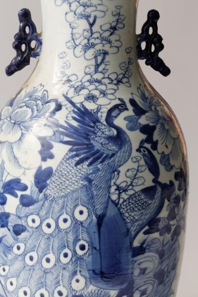 CHINE Grand vase ansé à décor de paons en bleu sous couverte, dynastie Qing / XIXe,...