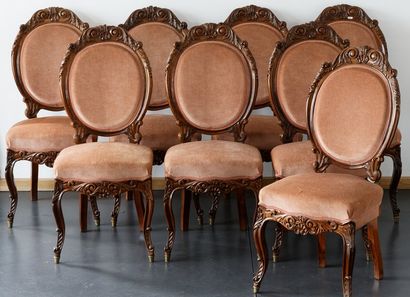 null Suite de huit chaises de style Napoléon III à dos en médaillon, début XXe, bois...