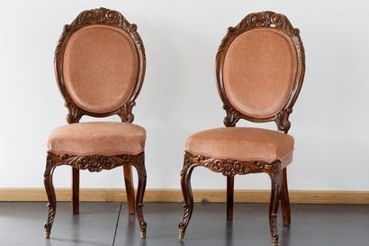 null Suite de huit chaises de style Napoléon III à dos en médaillon, début XXe, bois...