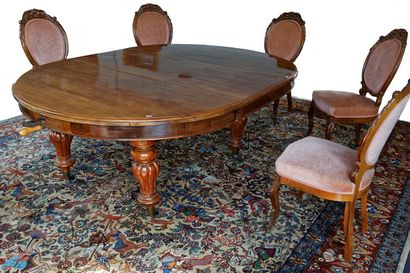 null Grande table ronde de salle à manger d'époque Louis-Philippe, pieds godronnés...