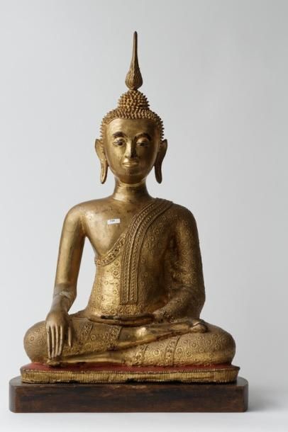 SIAM "Bouddha assis en bhumisparsa mudra", début XXe, fonte laquée or, terrasse rapportée...