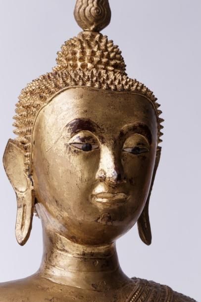 SIAM "Bouddha assis en bhumisparsa mudra", début XXe, fonte laquée or, terrasse rapportée...