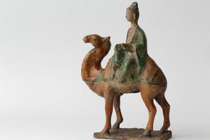 CHINE "Femme de qualité sur un chameau" et "Lettré sur un mulet", deux groupes de...