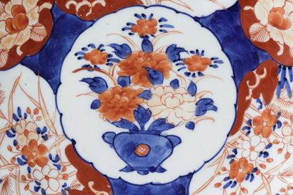 CHINE Plat polylobé à décor Imari, rameaux fleuris en bleu sous couverte au revers,...