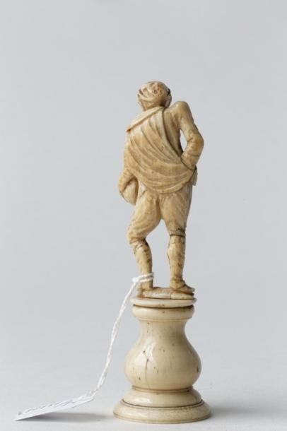 Dieppe Figurine représentant un homme tenant une gourde, XVIIIe, ivoire sculpté,...