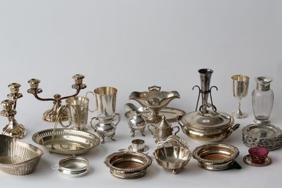 null VARIA, ensemble d'objets principalement en métal argenté comprenant : chandelier,...