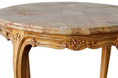 null Table basse ronde de style Louis XV, XXe, bois mouluré et sculpté, plateau de...