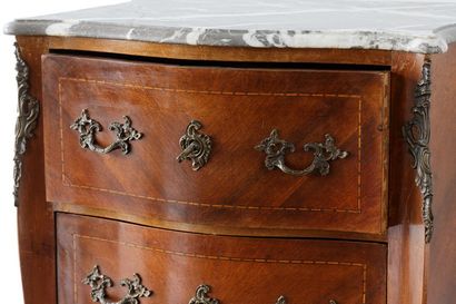 null Petite commode de style Louis XV ouvrant par deux tiroirs, début XXe, bois de...