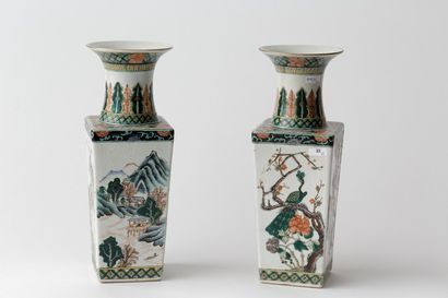 CHINE Paire des vases quadrangulaires à décor polychrome dit de la famille verte,...