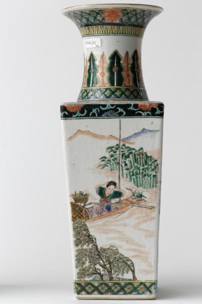 CHINE Paire des vases quadrangulaires à décor polychrome dit de la famille verte,...