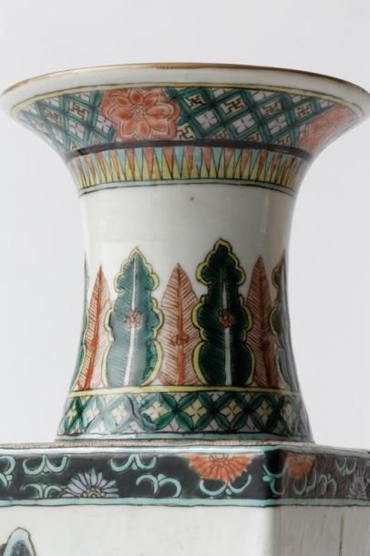 CHINE Paire des vases quadrangulaires à décor polychrome dit de la famille verte,...