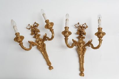 null Paire d'appliques de style Louis XVI, fin XIXe, bronze doré, h. 51 cm.