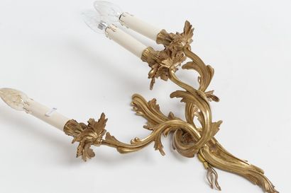 null Applique de style Louis XV, XXe, métal doré, h. 36 cm ; on y joint une paire...