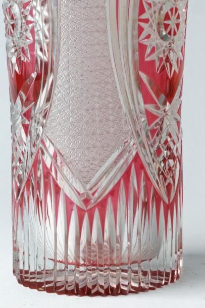 null Deux grands vases, XXe, cristal taillé, l'un incolore, l'autre doublé rubis,...