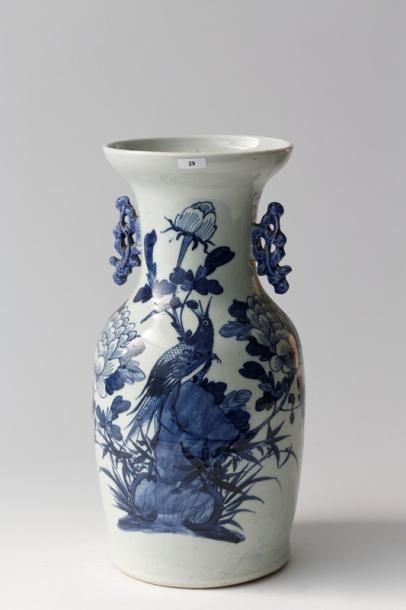 CHINE Vase ansé à décor naturaliste en bleu sous couverte, dynastie Qing / fin XIXe,...