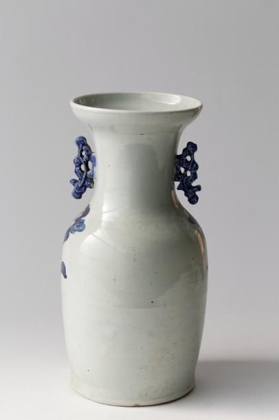 CHINE Vase ansé à décor naturaliste en bleu sous couverte, dynastie Qing / fin XIXe,...
