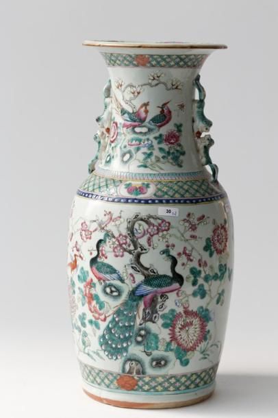 CHINE Deux vases ansés, l'un à décor de qilins et de paons en émaux dits de la famille...
