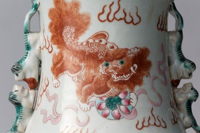CHINE Deux vases ansés, l'un à décor de qilins et de paons en émaux dits de la famille...