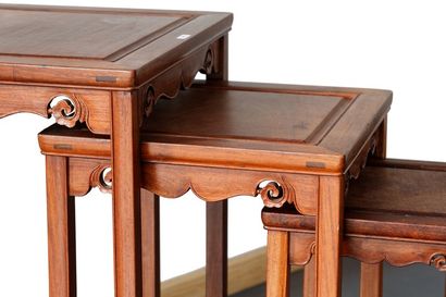 CHINE Suite de quatre tables gigognes carrées, XXe, bois exotique mouluré et sculpté,...