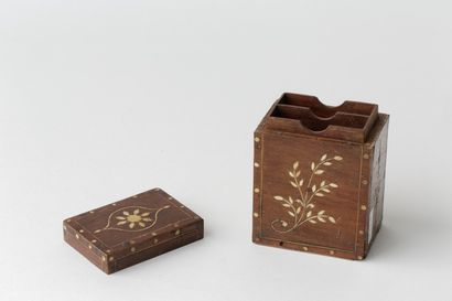null Boîte à cartes, travail oriental ancien, bois à décor floral incrusté, h. 10,5...