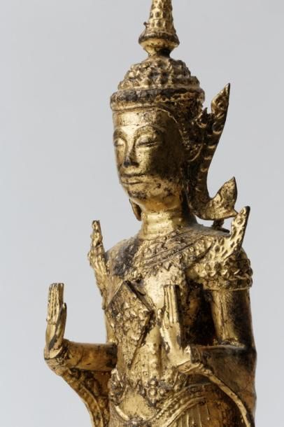 SIAM "Bouddha debout en vitarka mudra", début XXe, fonte laquée or, h. 38,5 cm.