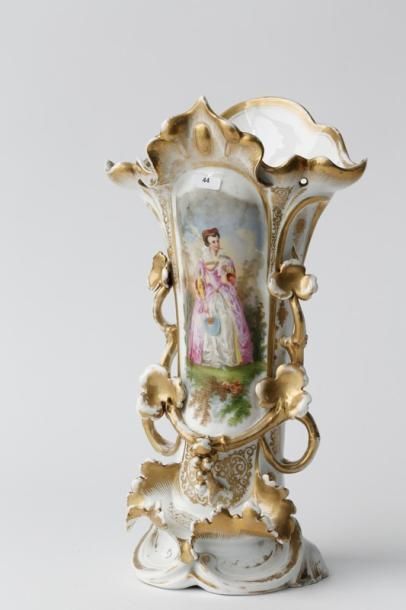 null Vase en cornet aux rameaux fleuris, décor polychrome rehaussé d'or d'une dame...
