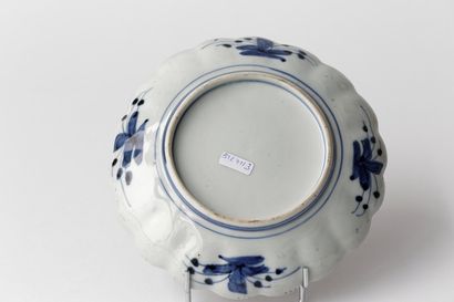 JAPON Assiette à décor Imari, ère Meiji /XIXe, porcelaine, d. 22cm [usures].
