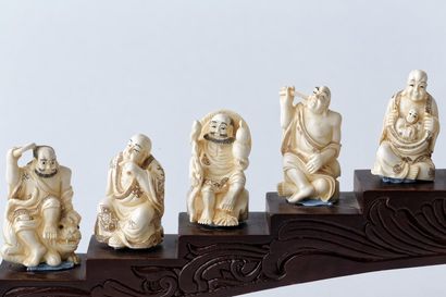 CHINE Suite de dix-huit petits sujets, XXe, ivoire sculpté et gravé, support étagé...