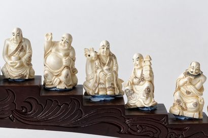 CHINE Suite de dix-huit petits sujets, XXe, ivoire sculpté et gravé, support étagé...